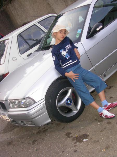 se mon frer il a 10 ans e demi les fille  e sa se sa bmw